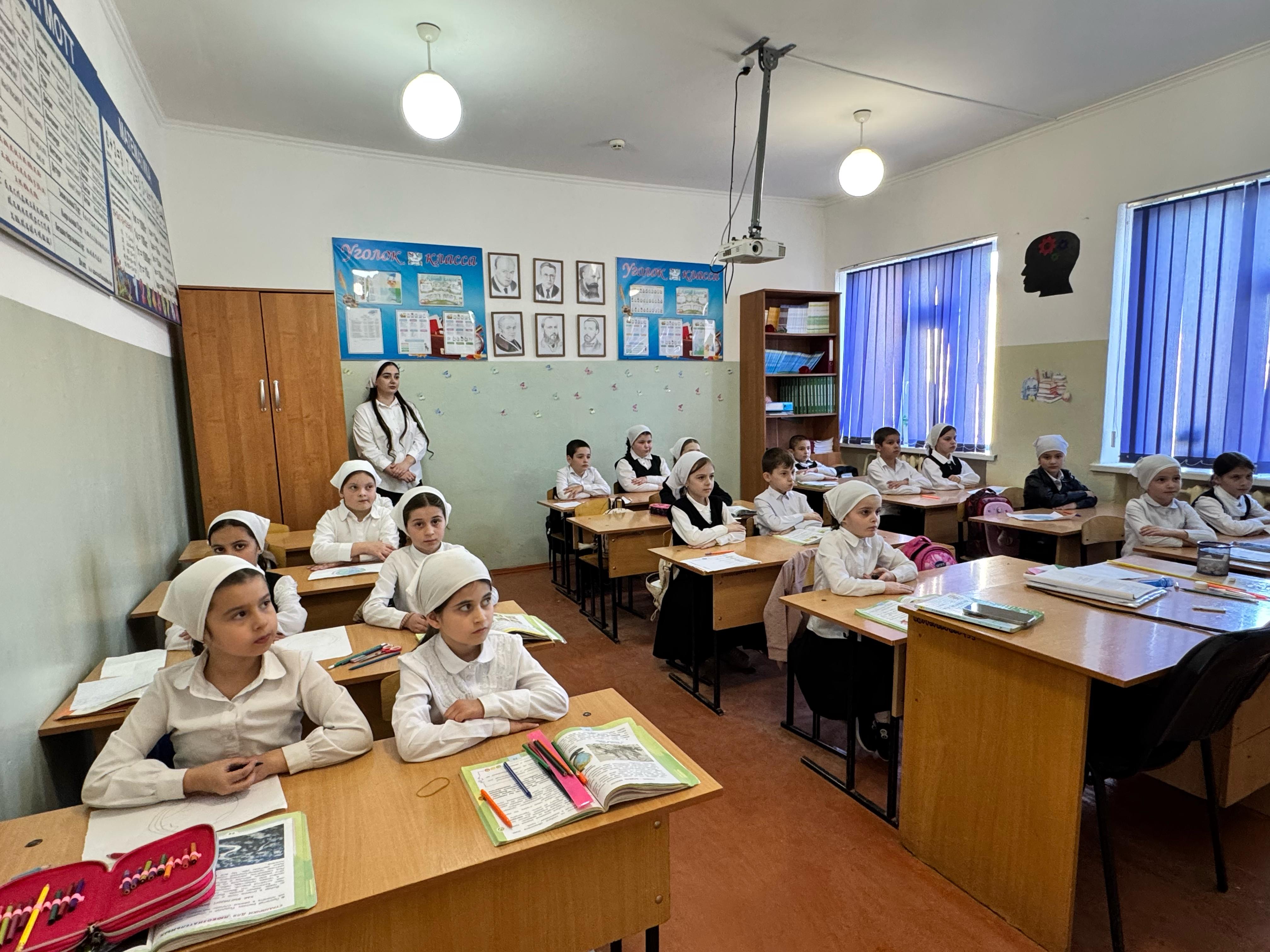 Фотоотчёт по Урокам спорта в 3-4-х классах ООШ с. Мескер-юрт, проведённых в рамках проекта "Академия футбола "Мескер""